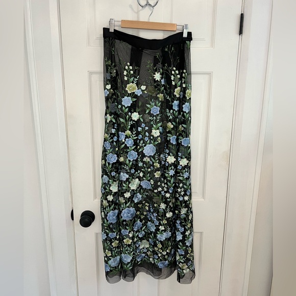 Beautiful embroidery skirt - Picture 2 of 8